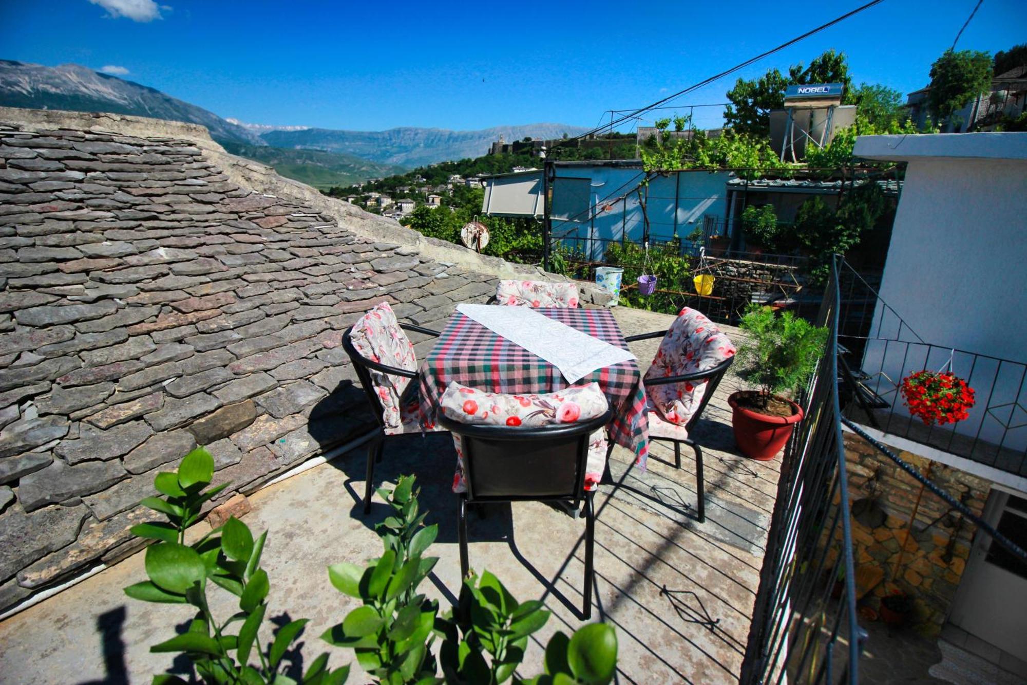 Guest House Denis Gjirokaster Bagian luar foto