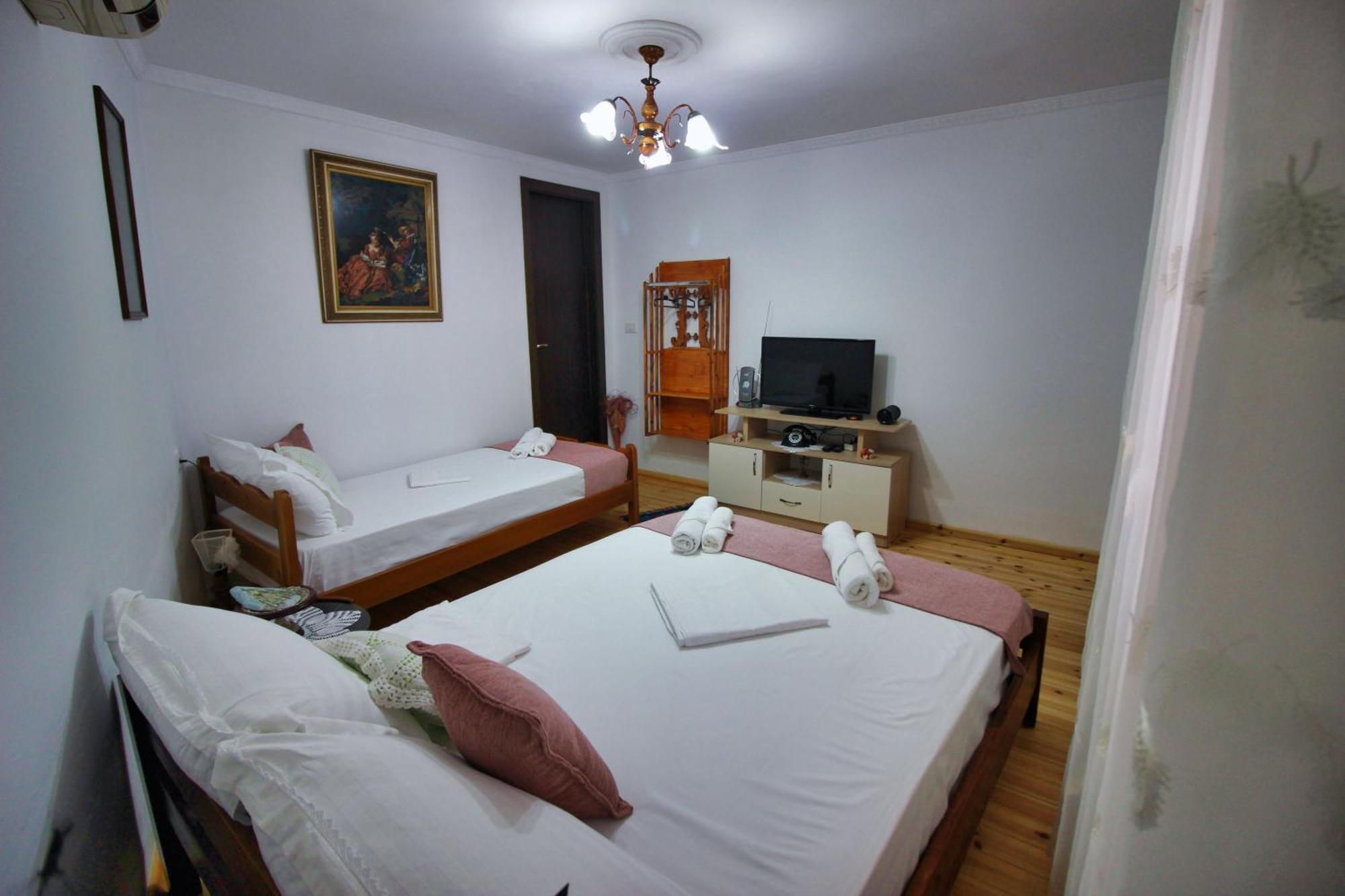 Guest House Denis Gjirokaster Bagian luar foto