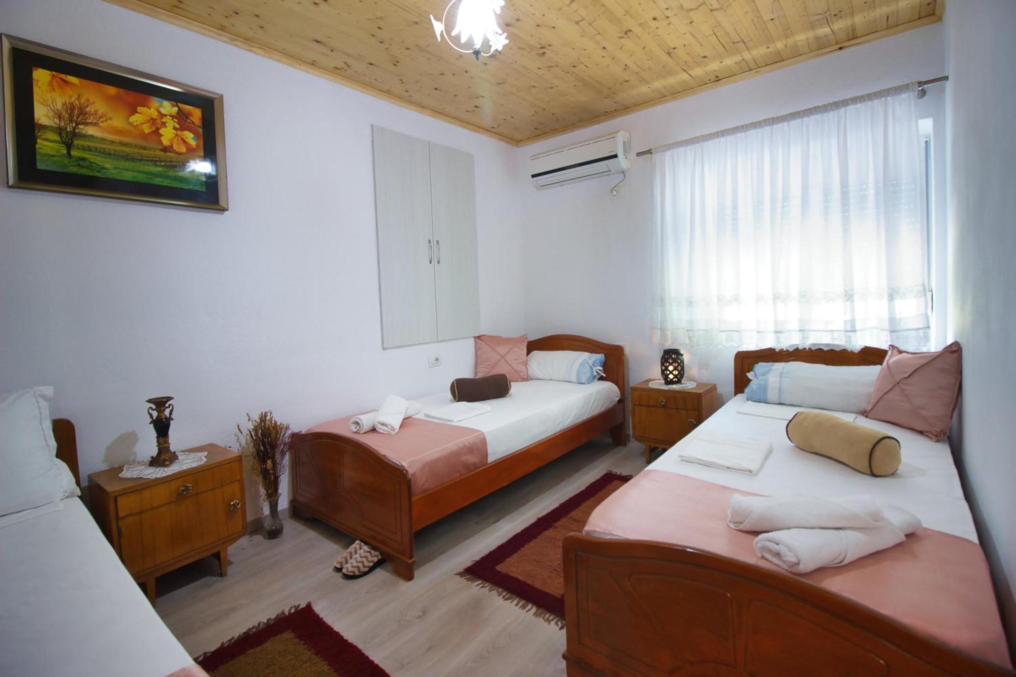 Guest House Denis Gjirokaster Bagian luar foto