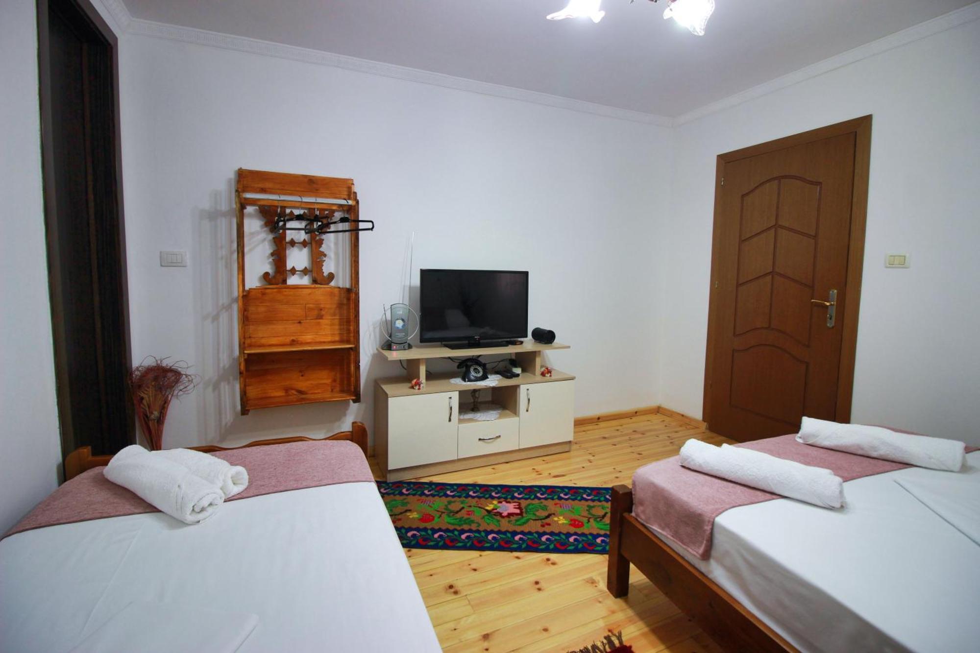 Guest House Denis Gjirokaster Bagian luar foto