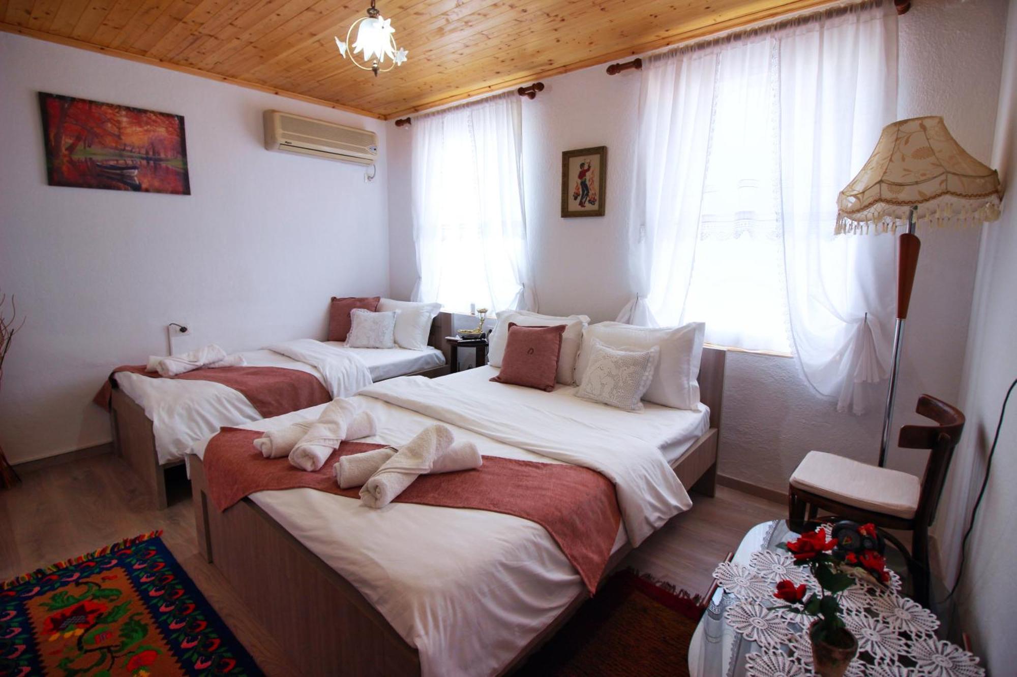 Guest House Denis Gjirokaster Bagian luar foto