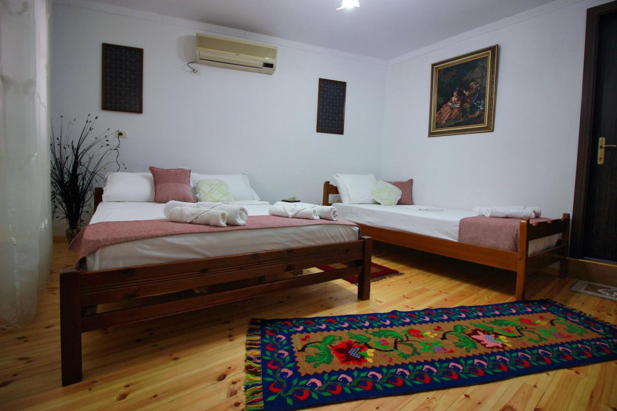 Guest House Denis Gjirokaster Bagian luar foto