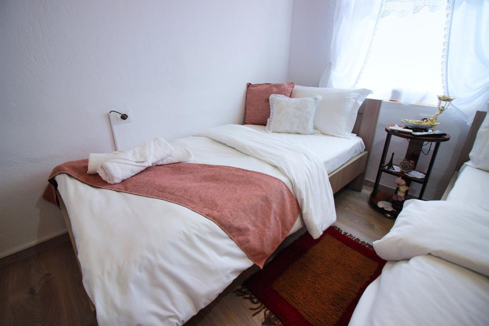 Guest House Denis Gjirokaster Bagian luar foto