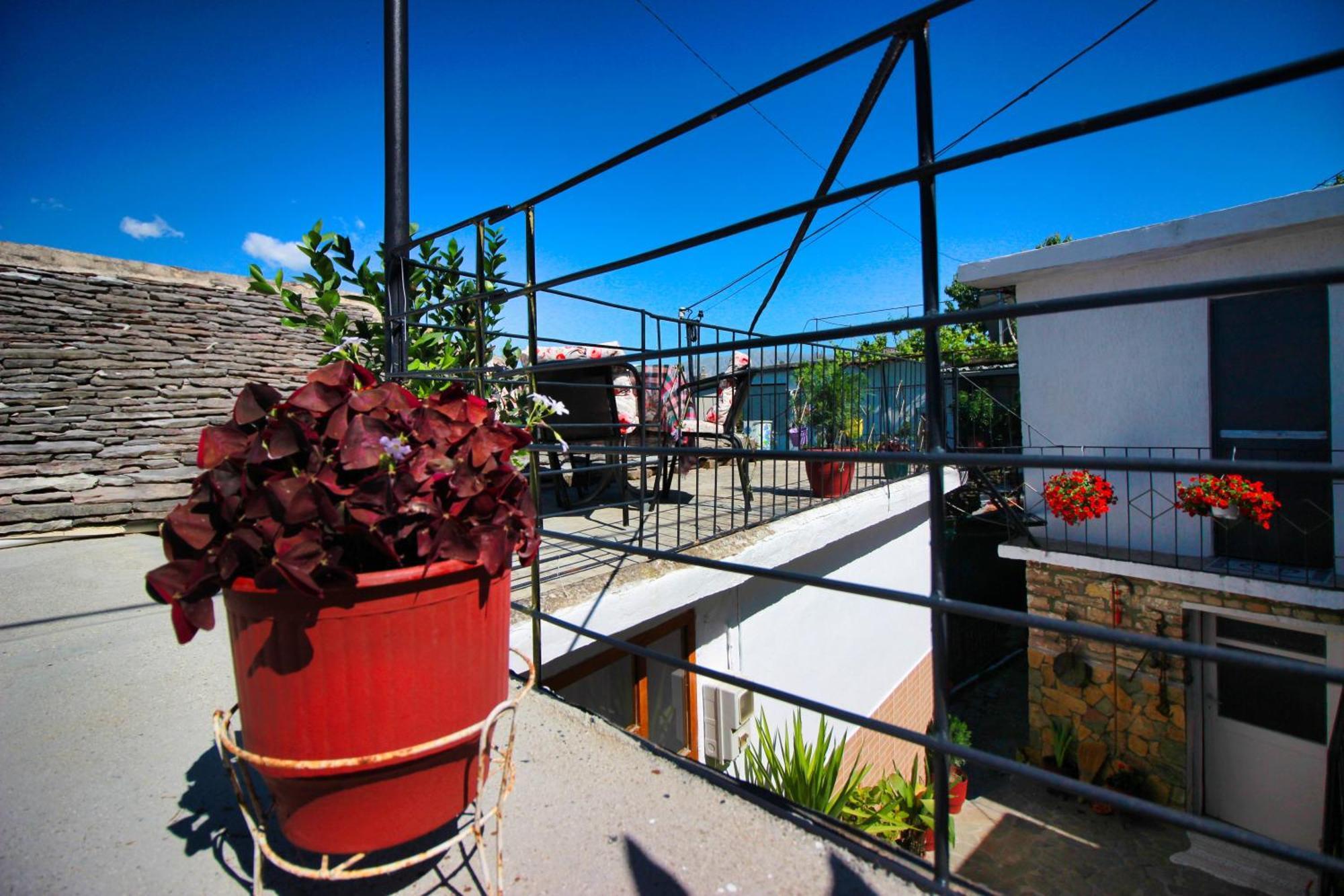 Guest House Denis Gjirokaster Bagian luar foto