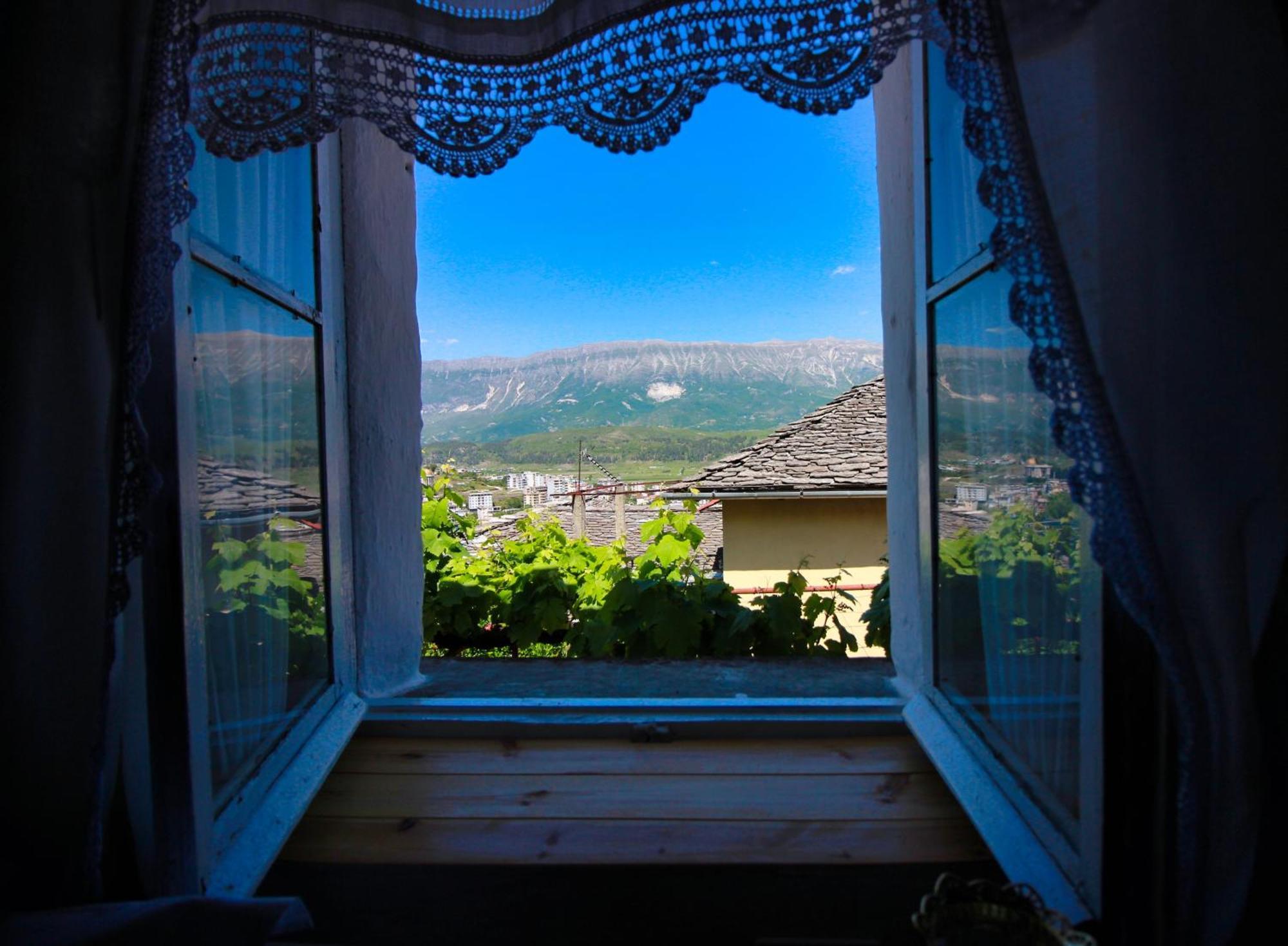 Guest House Denis Gjirokaster Bagian luar foto