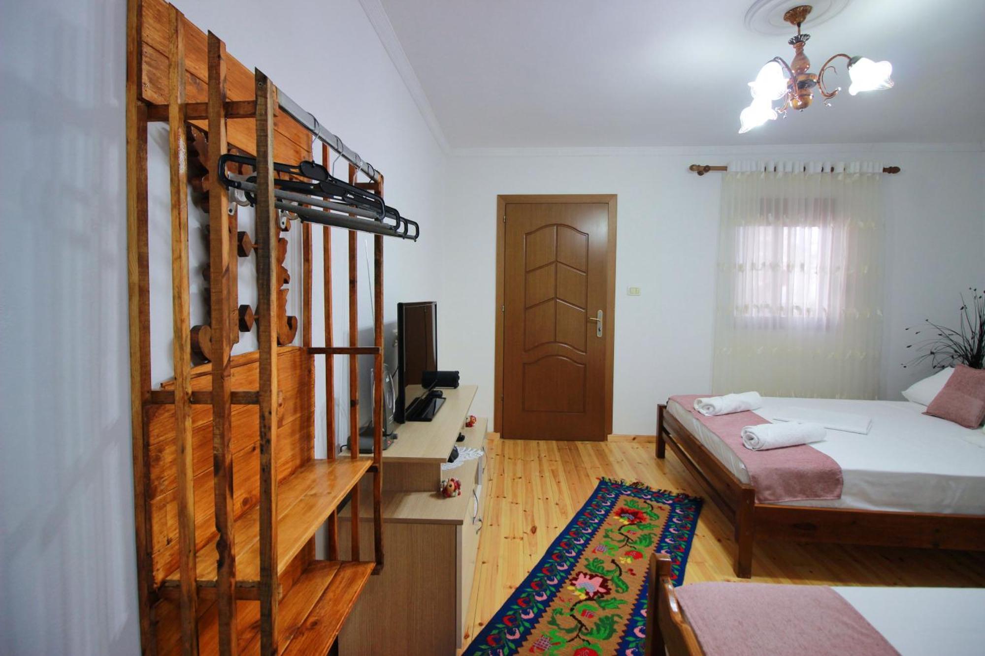 Guest House Denis Gjirokaster Bagian luar foto