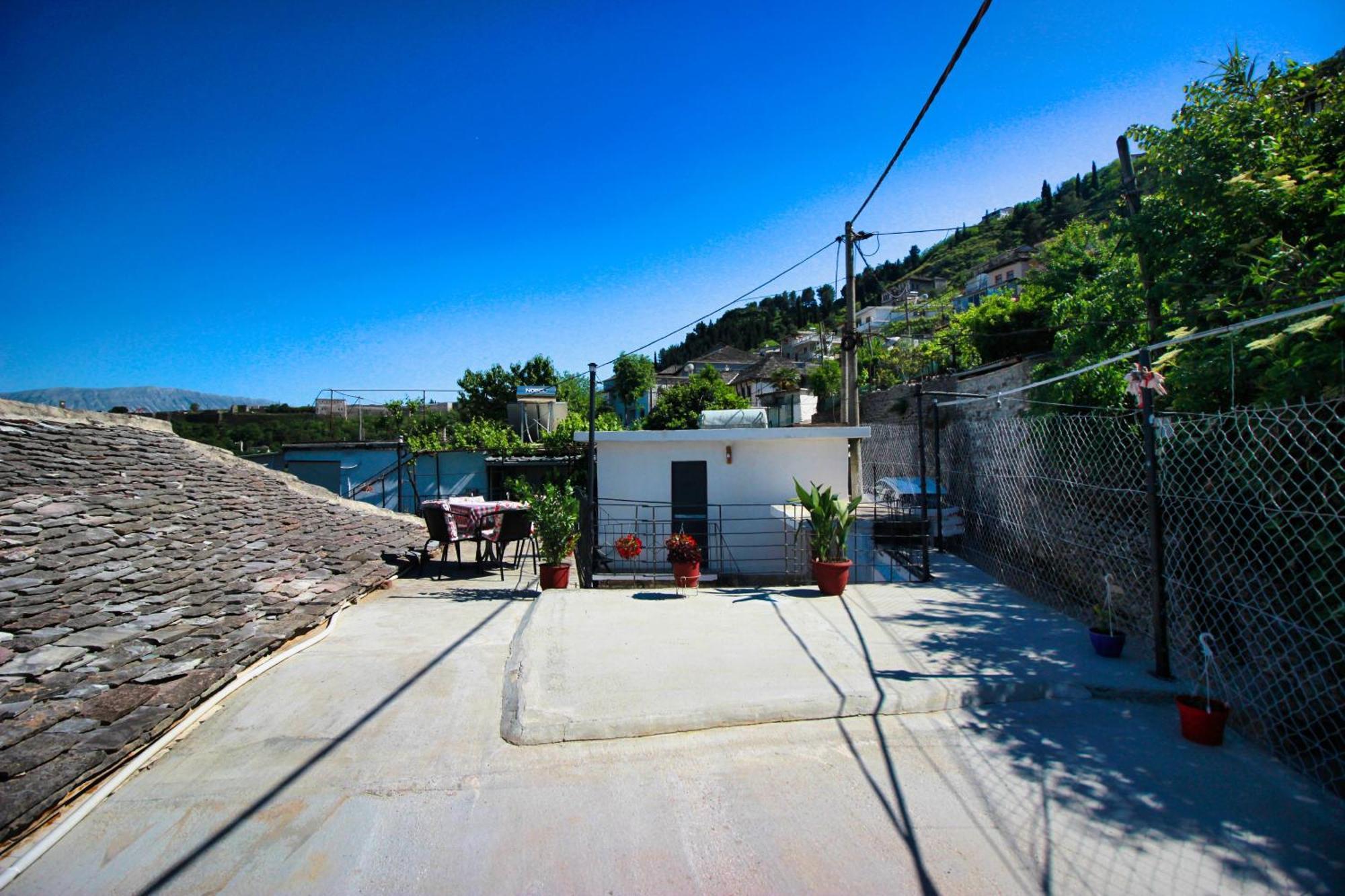 Guest House Denis Gjirokaster Bagian luar foto