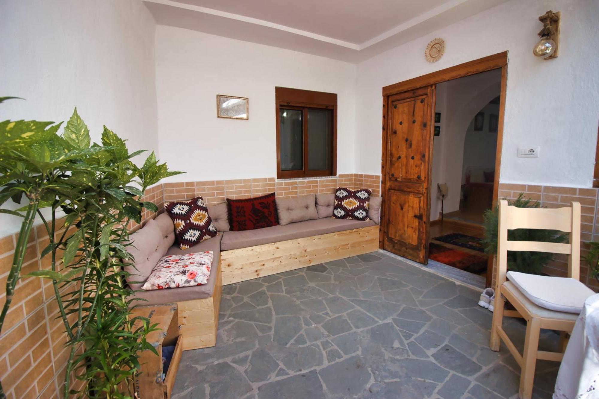 Guest House Denis Gjirokaster Bagian luar foto