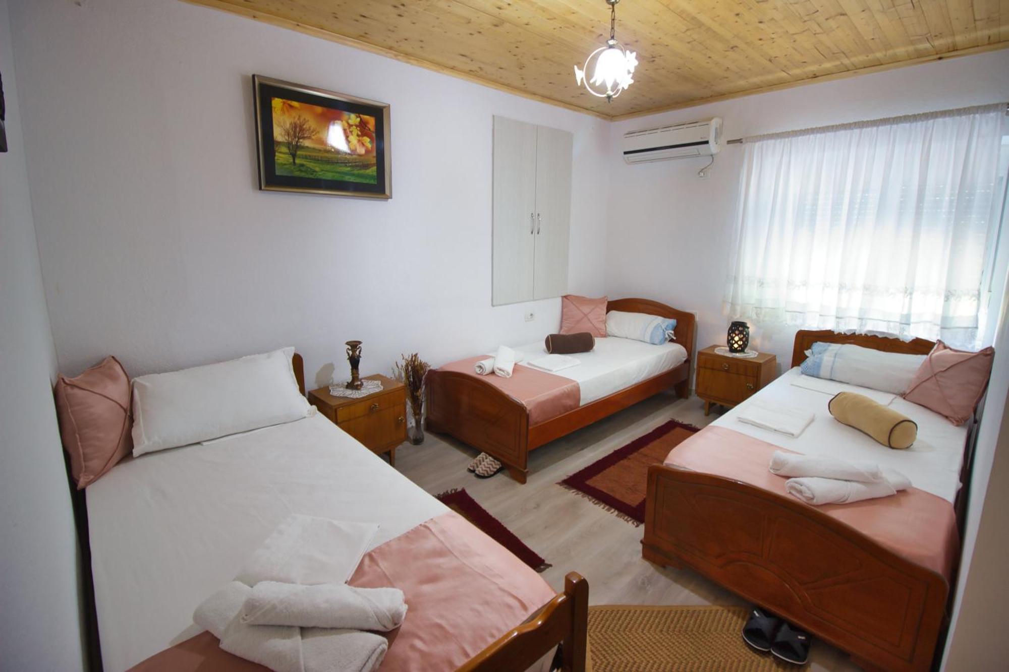 Guest House Denis Gjirokaster Bagian luar foto