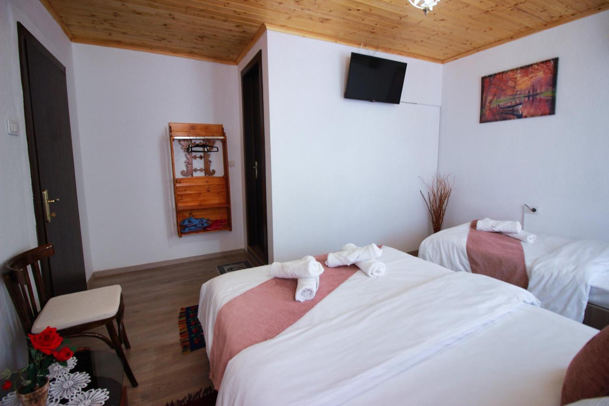 Guest House Denis Gjirokaster Bagian luar foto