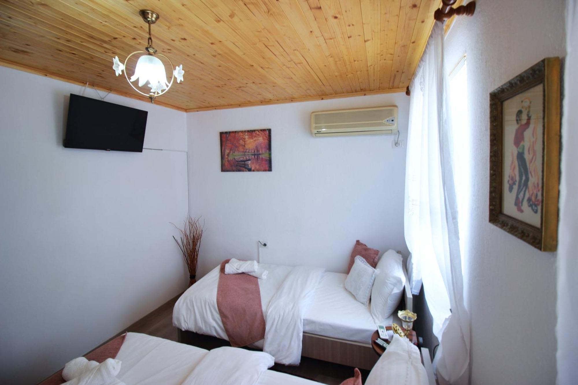 Guest House Denis Gjirokaster Bagian luar foto