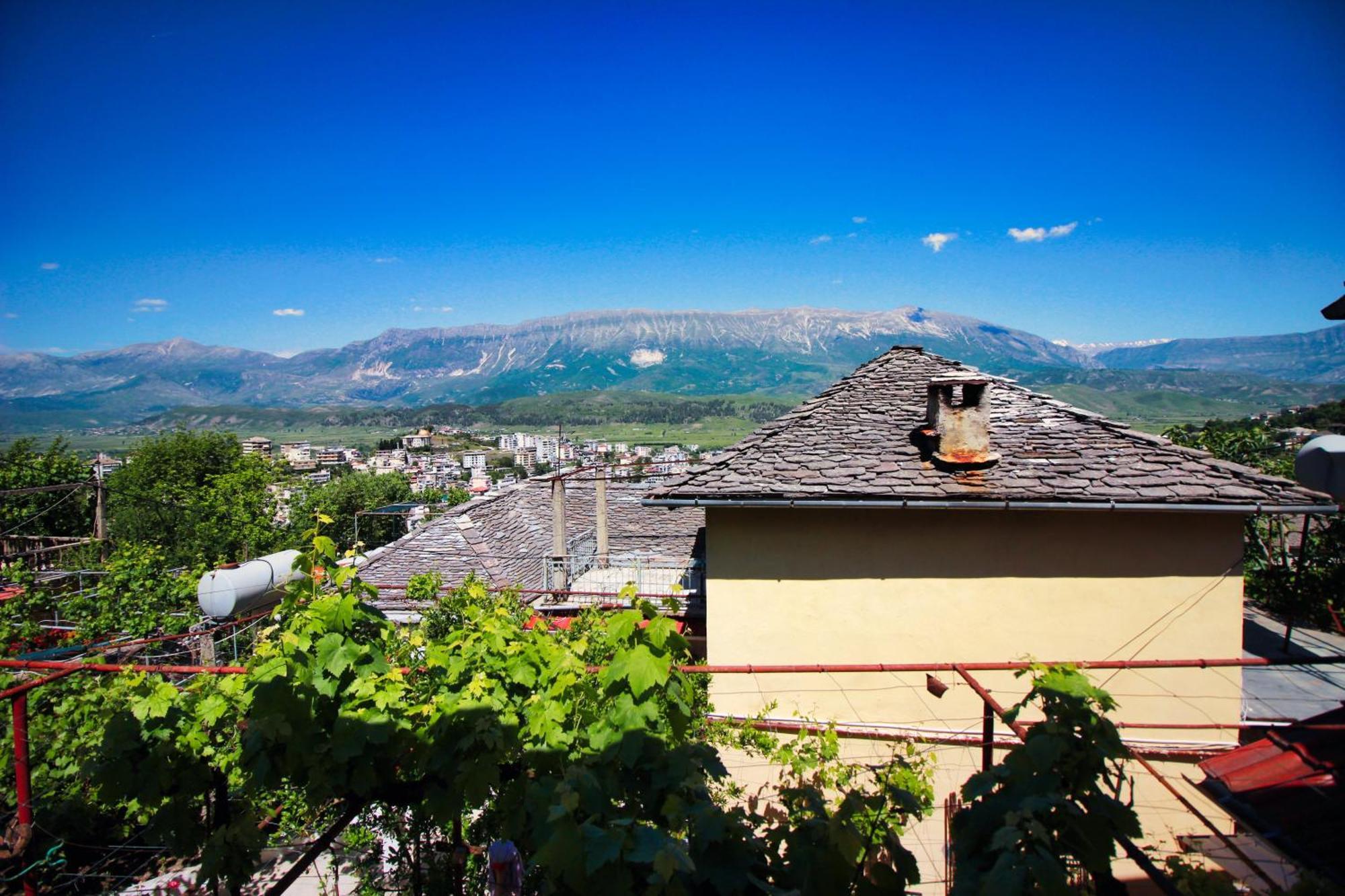 Guest House Denis Gjirokaster Bagian luar foto