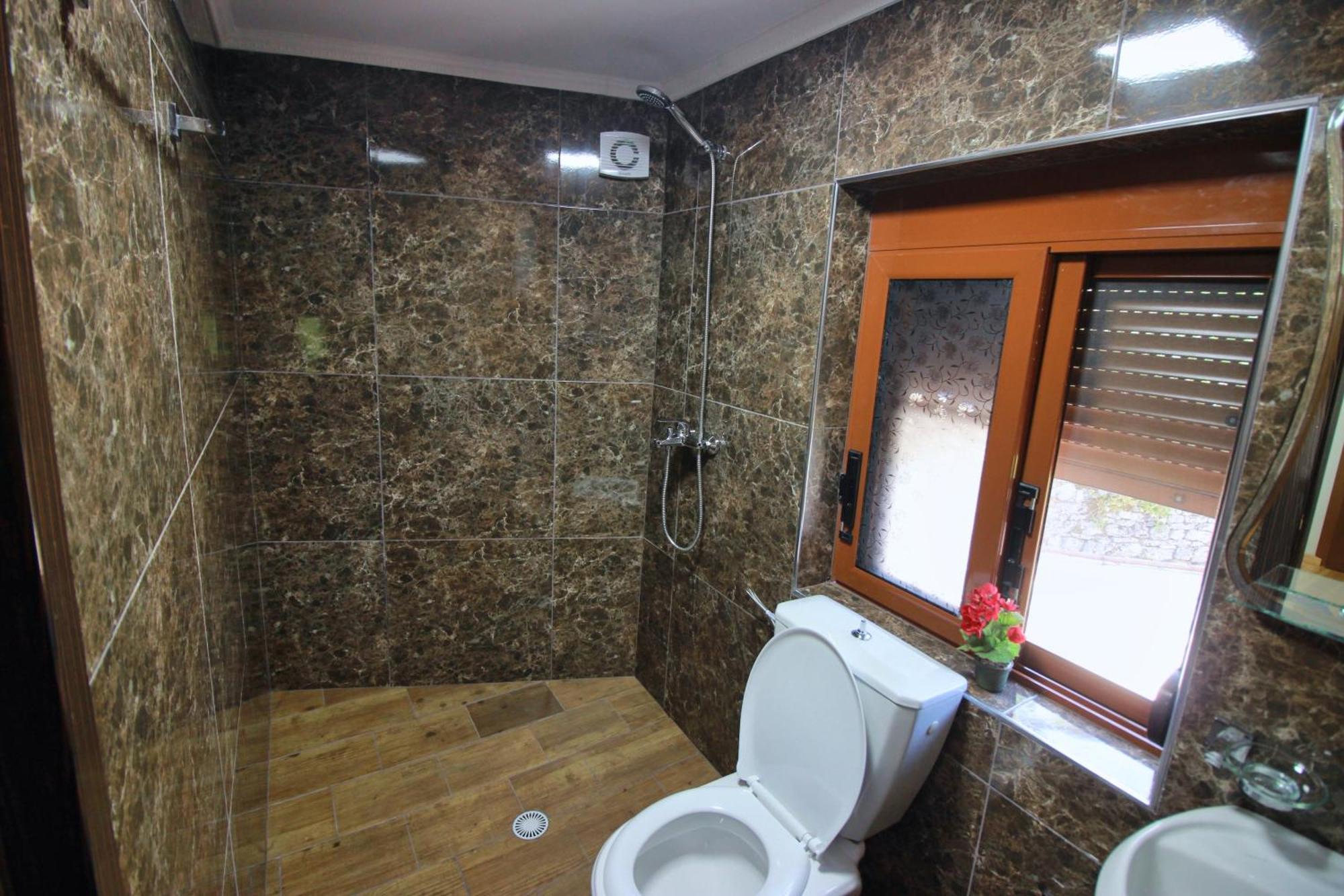 Guest House Denis Gjirokaster Bagian luar foto