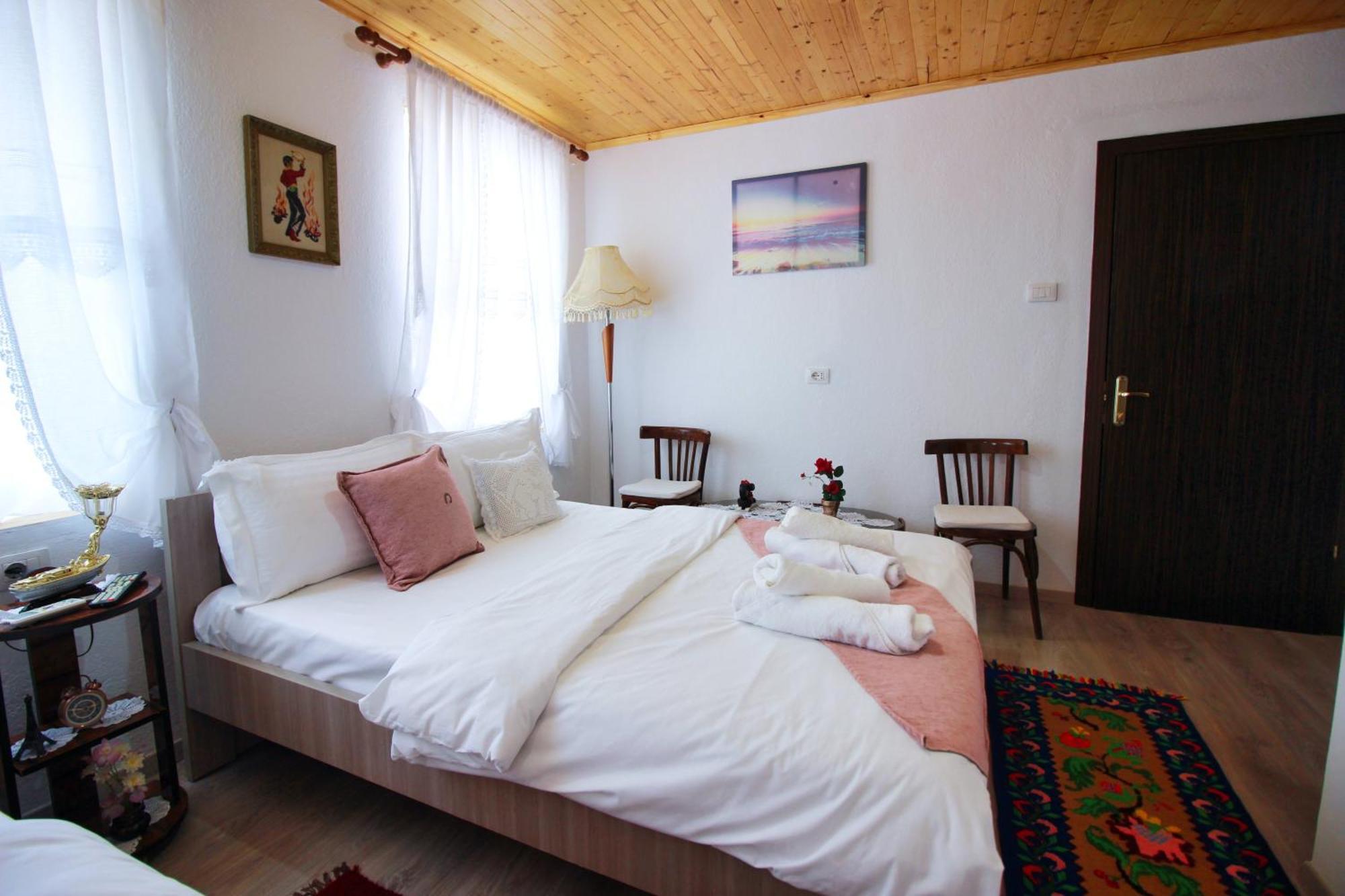 Guest House Denis Gjirokaster Bagian luar foto